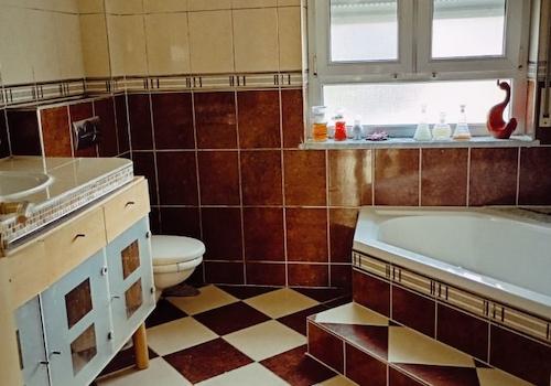 Bad mit Badewanne u. Dusche
