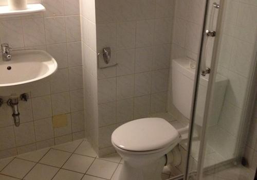 Dusche mit Toilette