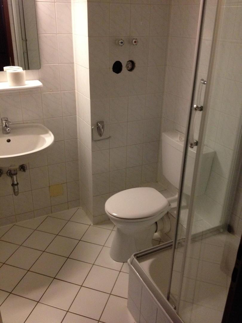 Dusche mit Toilette