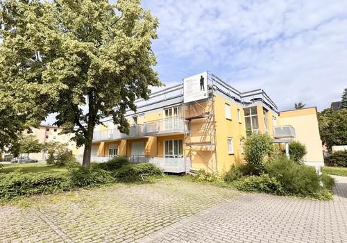Hausansicht und Parkplatz