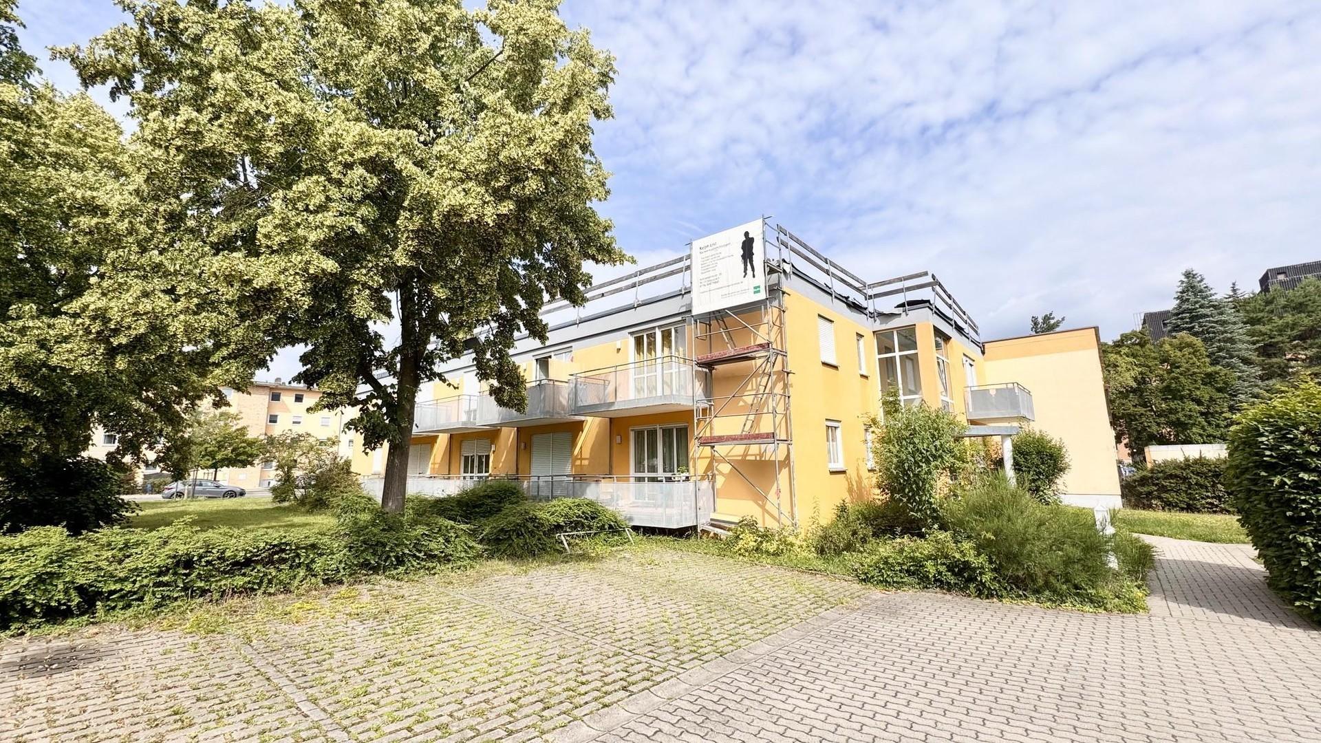 Hausansicht und Parkplatz