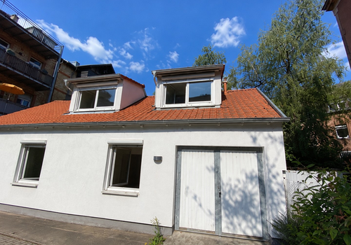 Hausansicht mit Fahhradschuppe