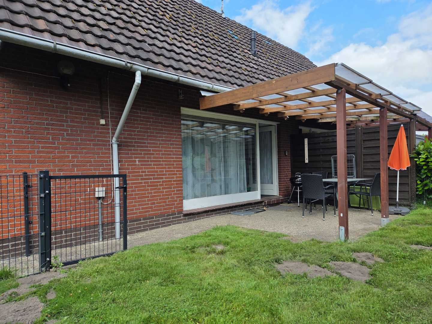 überdachte Terrasse rechte Haushälfte