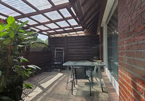 überdachte Terrasse linke Haushälfte