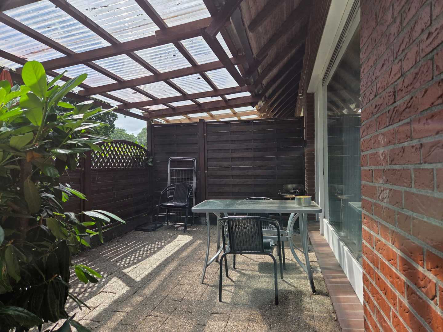 überdachte Terrasse linke Haushälfte