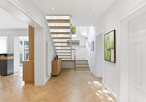 Diele mit Treppe zum DG