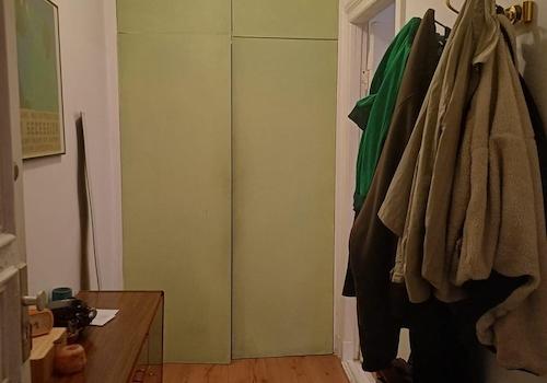 Flur mit großem grünen Schrank