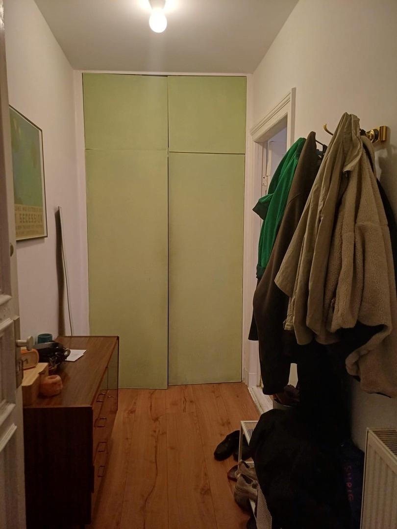 Flur mit großem grünen Schrank