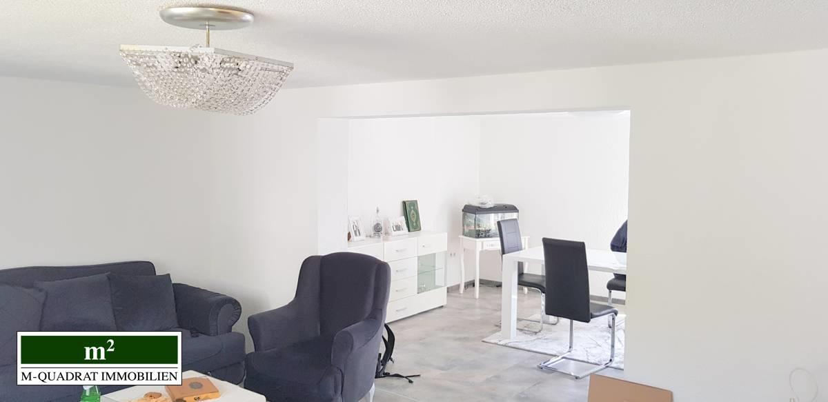 Wohnzimmer mit Blick ins Esszimmer OG