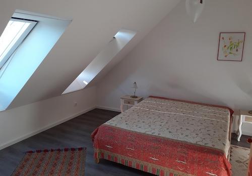 Schlafzimmer mit 2 Fenstern