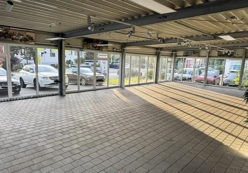 Verkaufsraum Straßenseitig