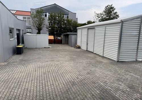 Hof und Leichtbauhalle