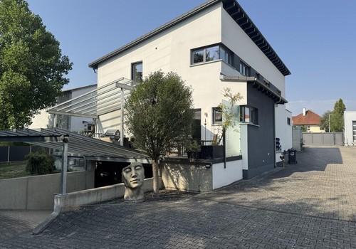Wohnhaus + Tiefgaragenabfahrt