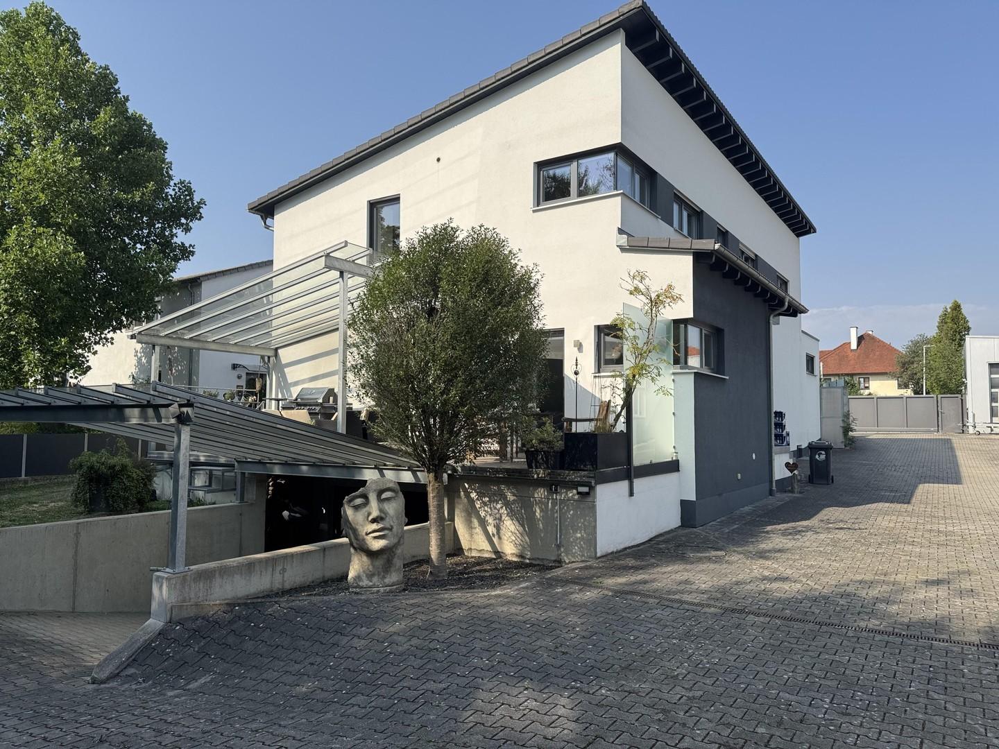 Wohnhaus + Tiefgaragenabfahrt