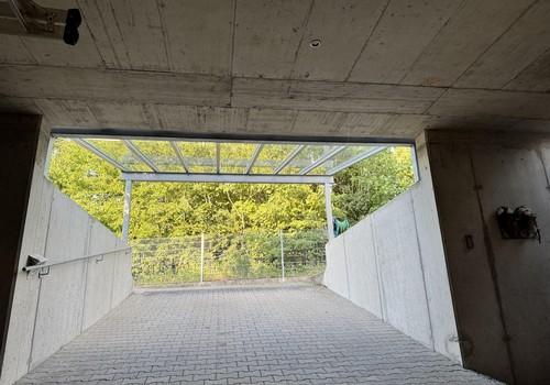 Tiefgaragenabfahrt Wohnhaus