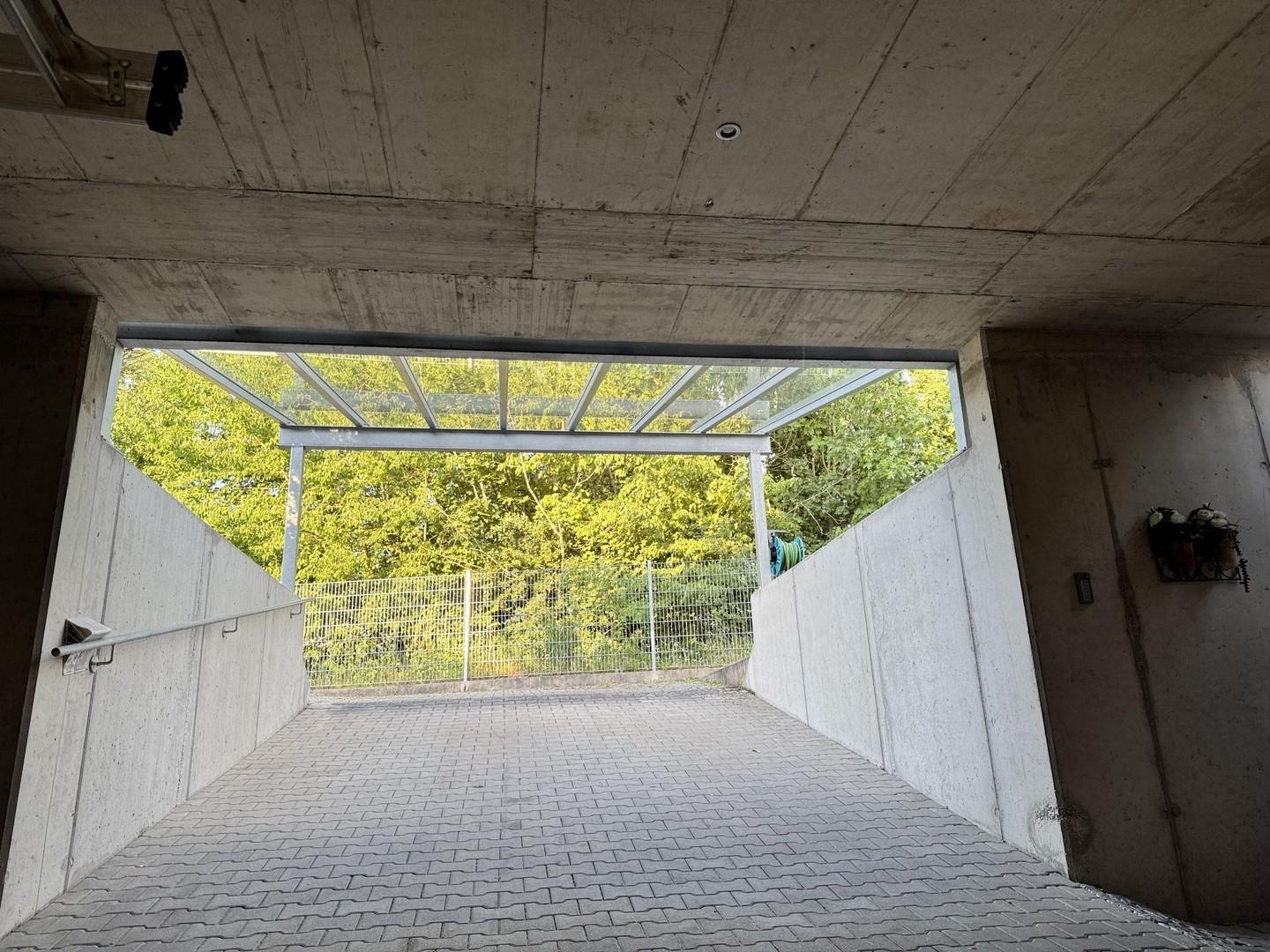 Tiefgaragenabfahrt Wohnhaus