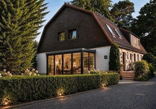 Seitenansicht, KI hat Hecke gekürzt