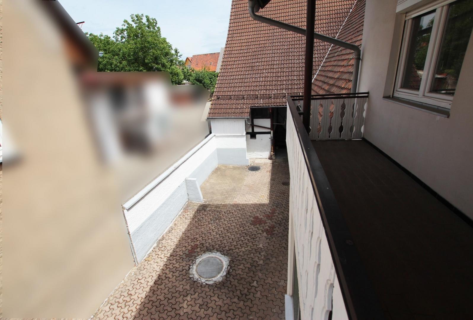 Hof und Balkon