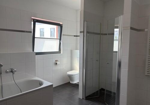 Bad mit Wanne und Dusche