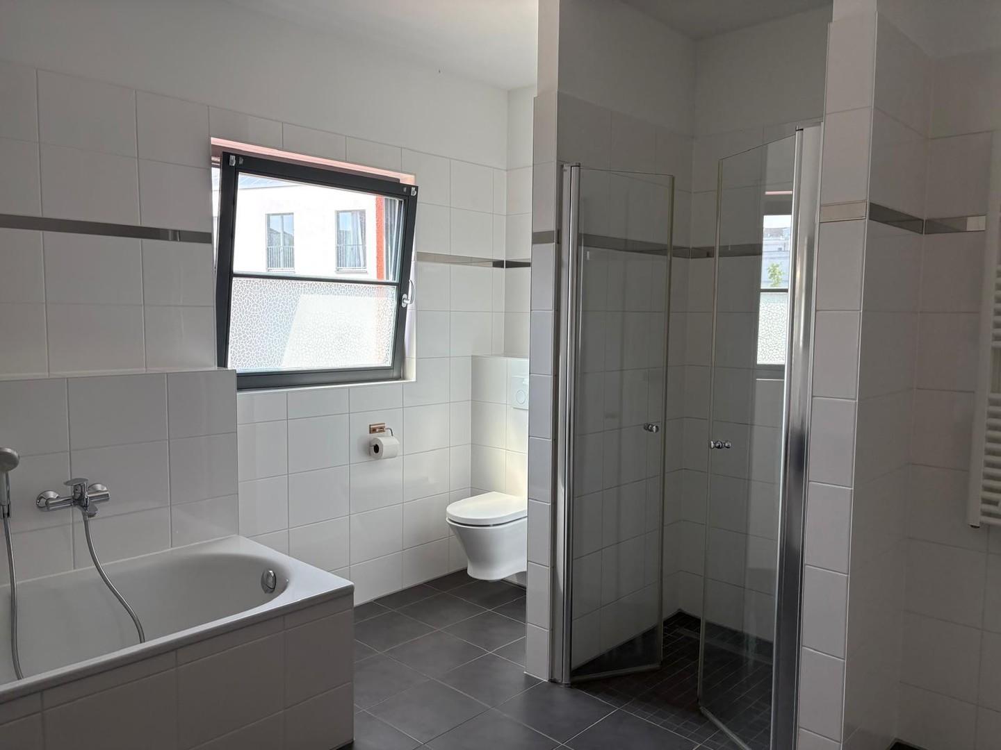 Bad mit Wanne und Dusche