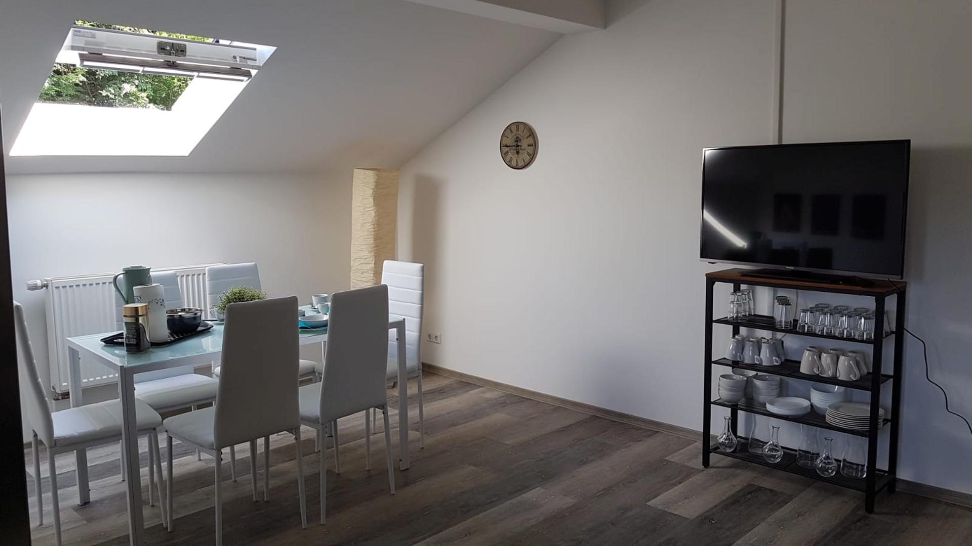 Wohnküche, Fernseher