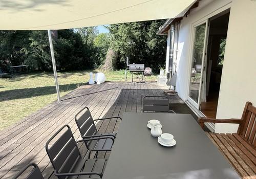 Terrasse mit Sonnensegel