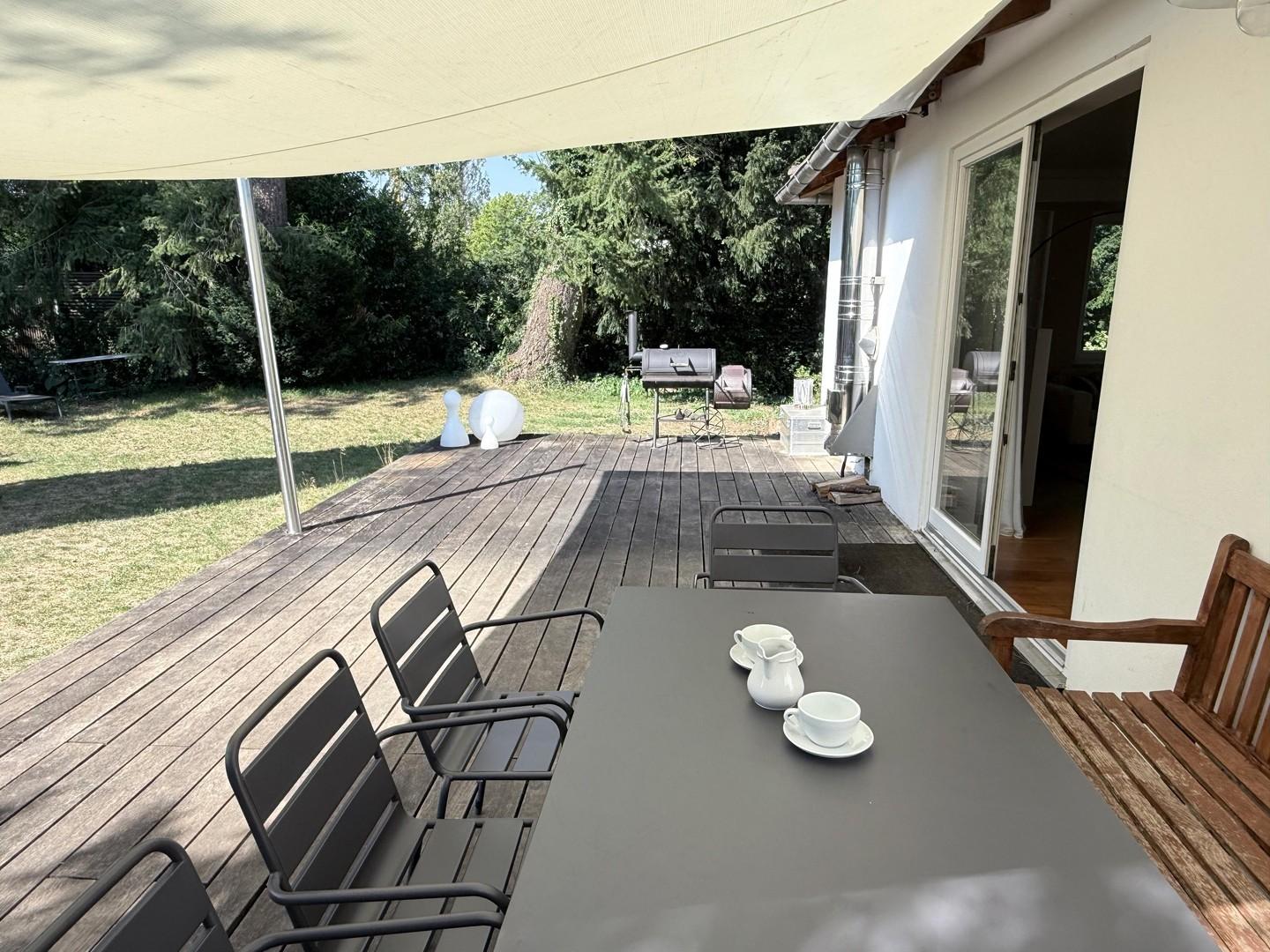 Terrasse mit Sonnensegel