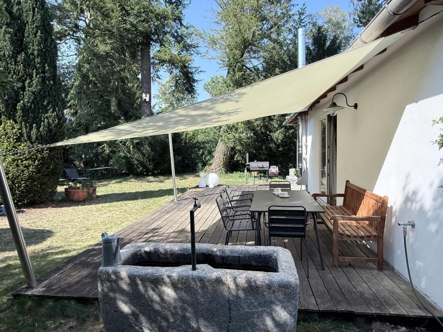 Terrasse mit Sonnensegel