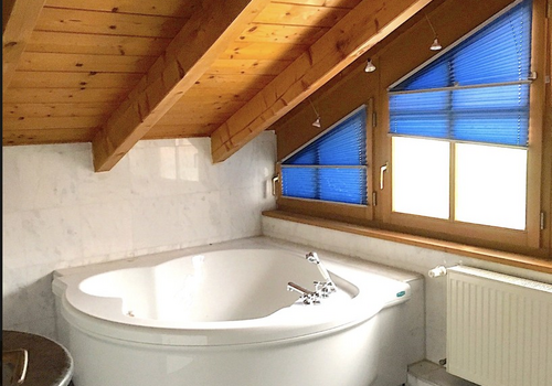 Bad mit Eckbadewanne & Dusche