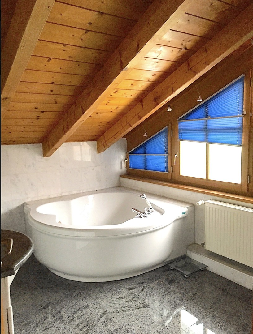 Bad mit Eckbadewanne & Dusche
