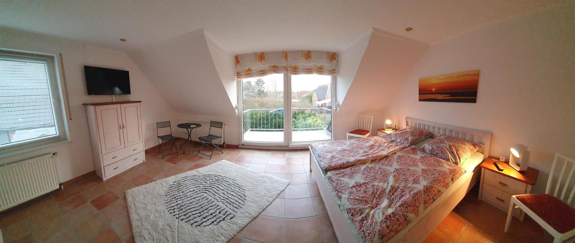 Elternschlafzimmer mit Balkon