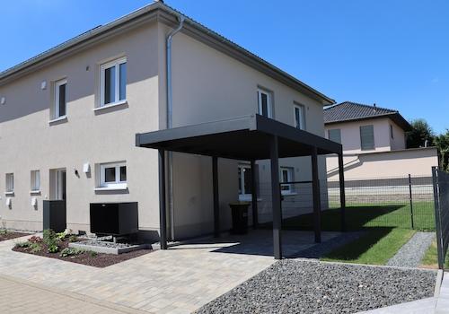 Vorderseite mit Carport