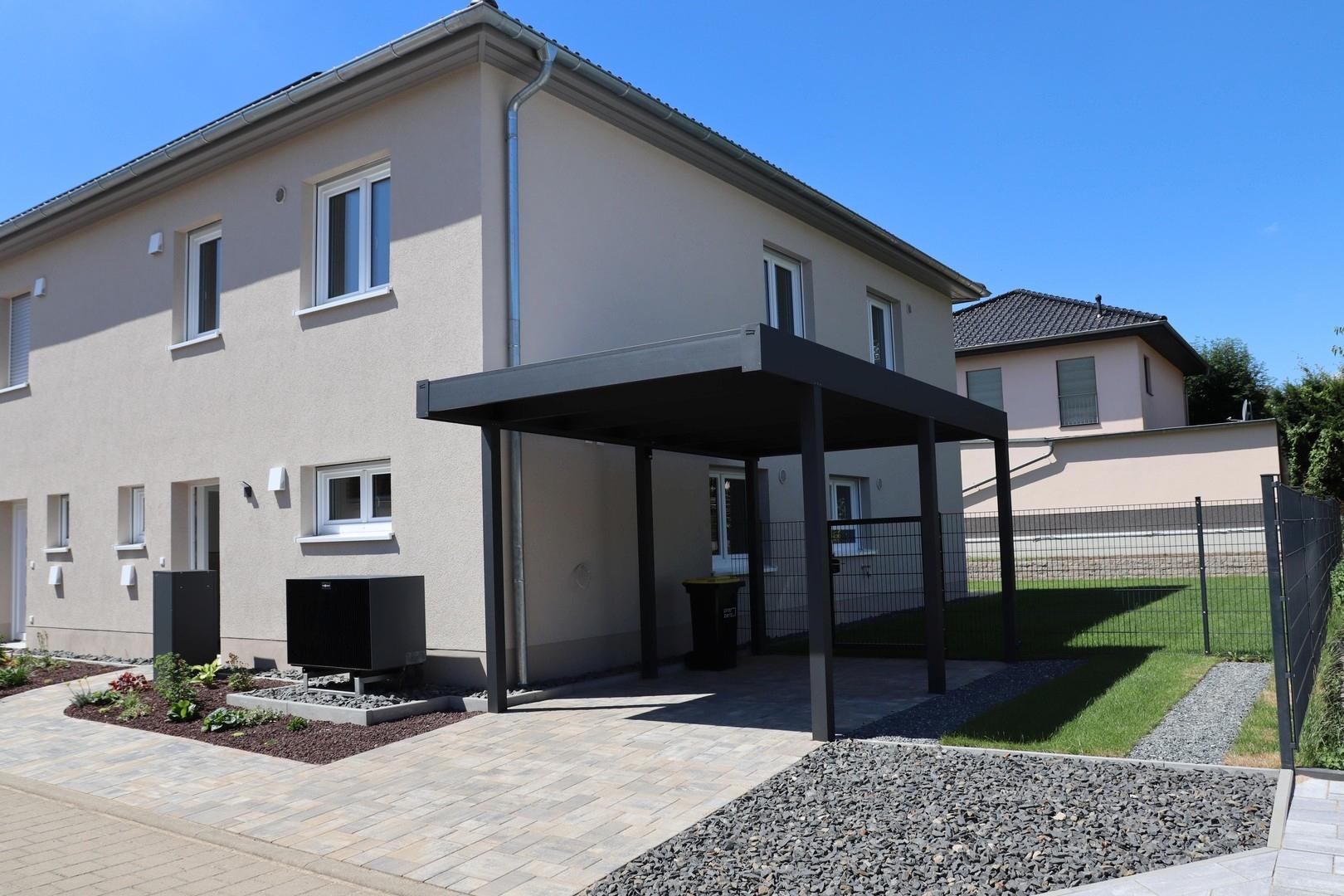 Vorderseite mit Carport
