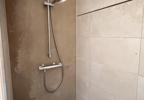 Dusche im Bad oben