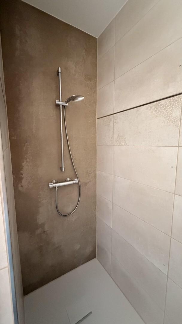 Dusche im Bad oben