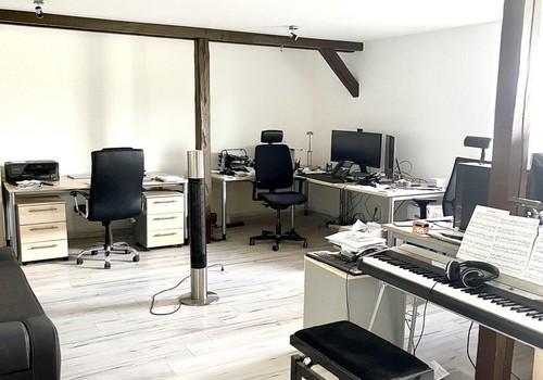 großes Büro OG