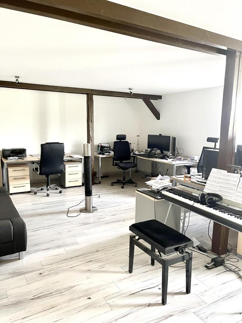 großes Büro OG