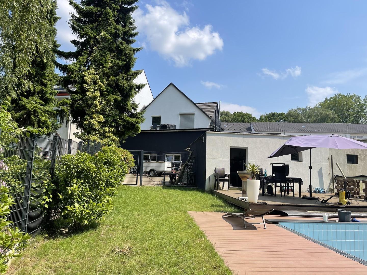 Rückseite vom Garten aus
