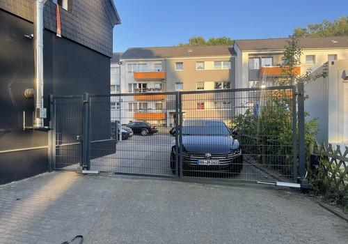 Garagenhof + elektrisches Tor