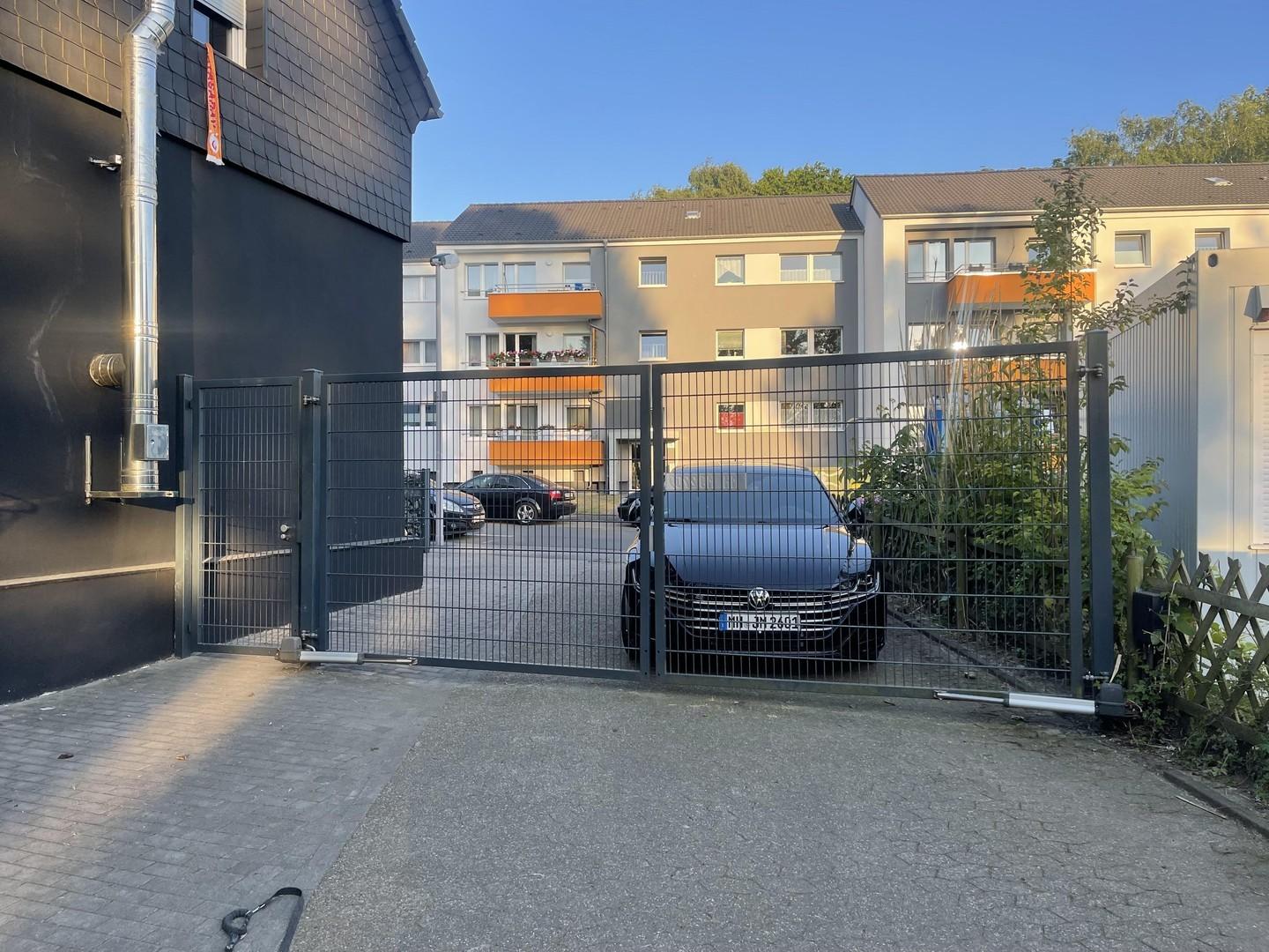 Garagenhof + elektrisches Tor