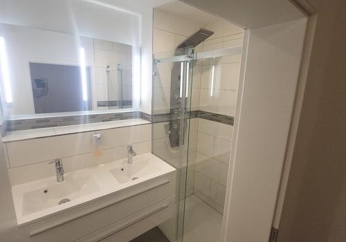 Bad mit Blick zur Dusche