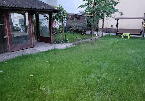 Garten Blick zum Gartenhaus