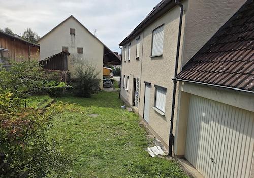 Hausansicht mit Garten