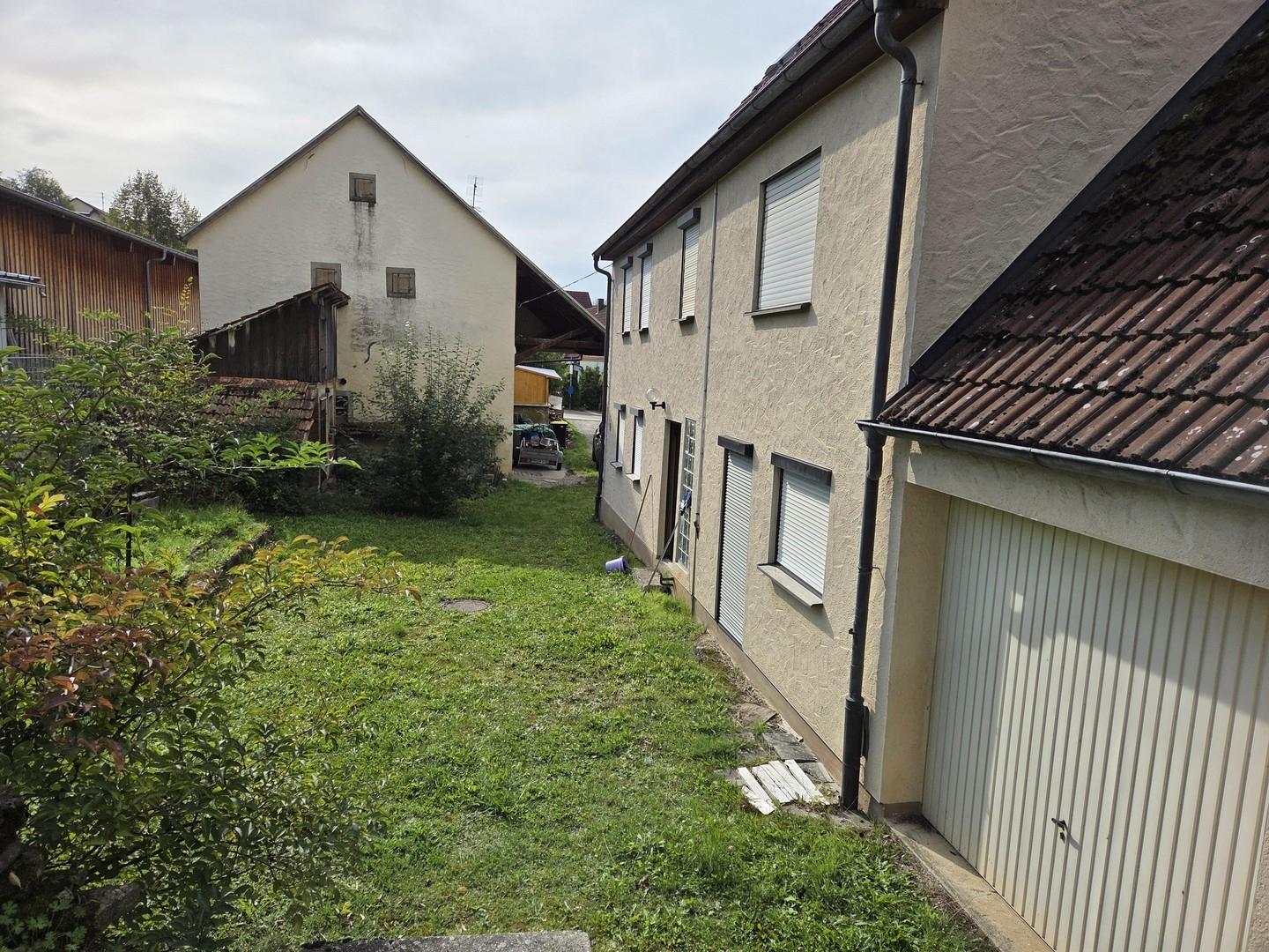 Hausansicht mit Garten