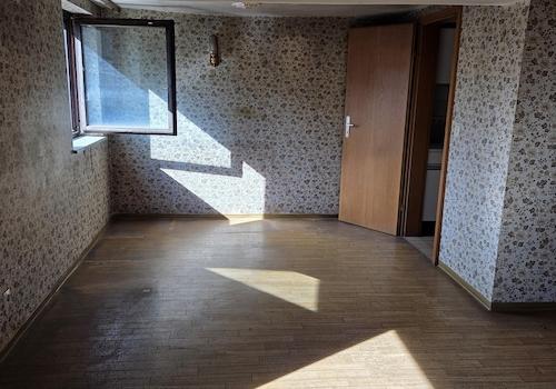 Wohnzimmer mit Tür zur Küche