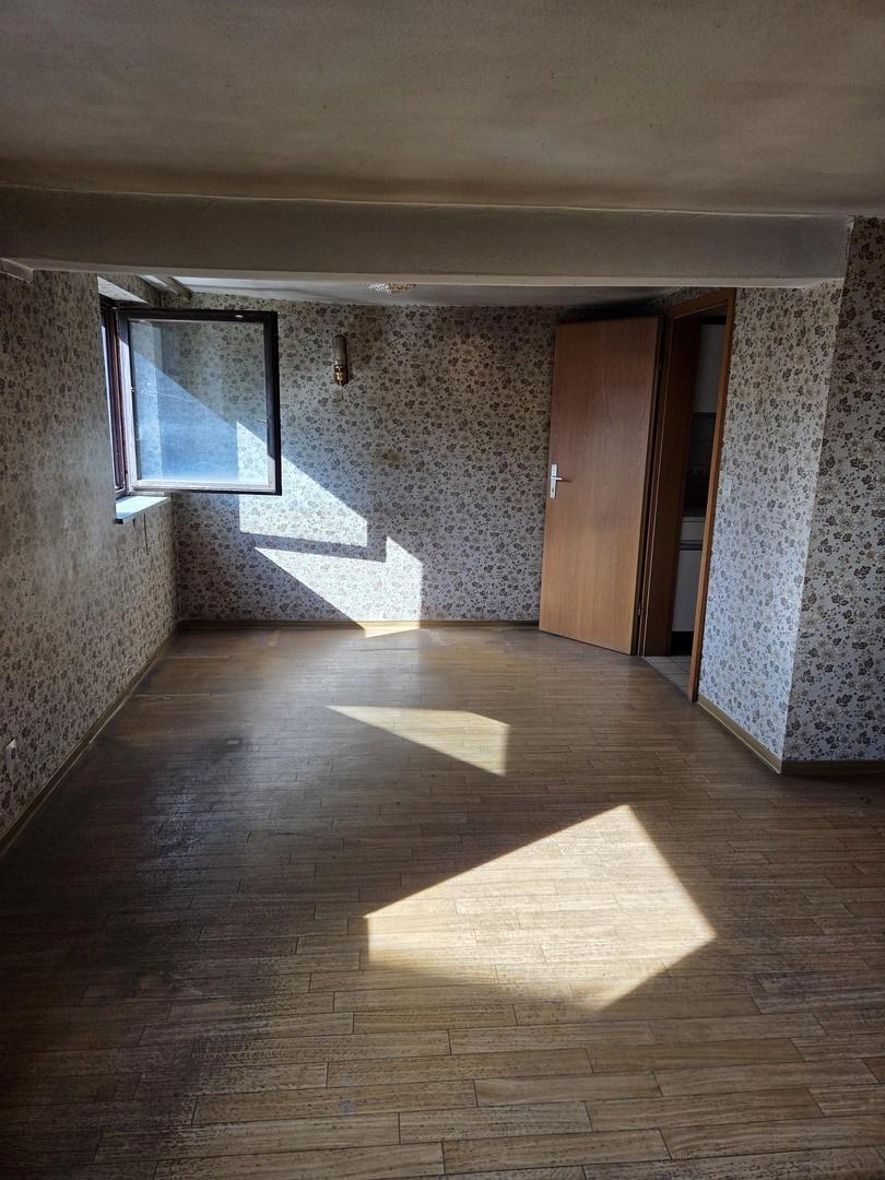 Wohnzimmer mit Tür zur Küche