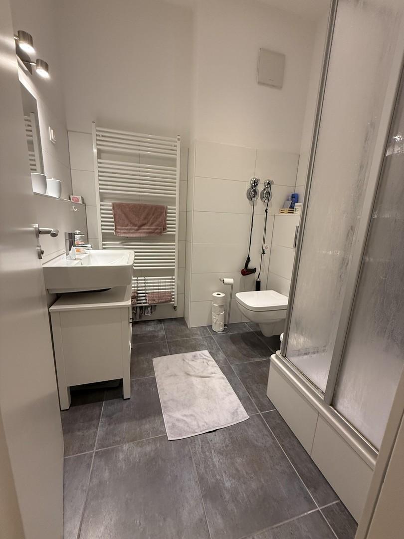 Bathroom (5th floor)