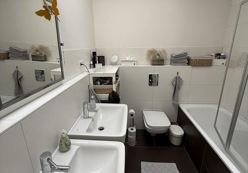 Bathroom (6th floor)