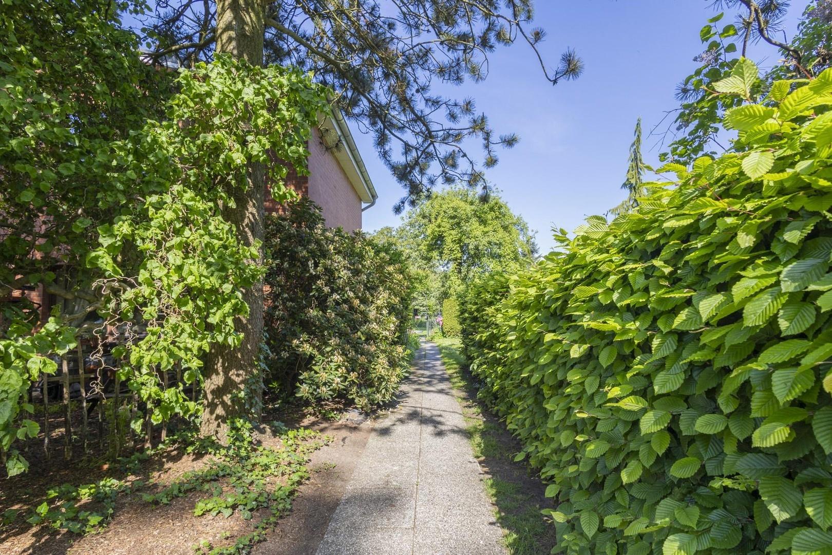 Weg hinter dem Gebäude