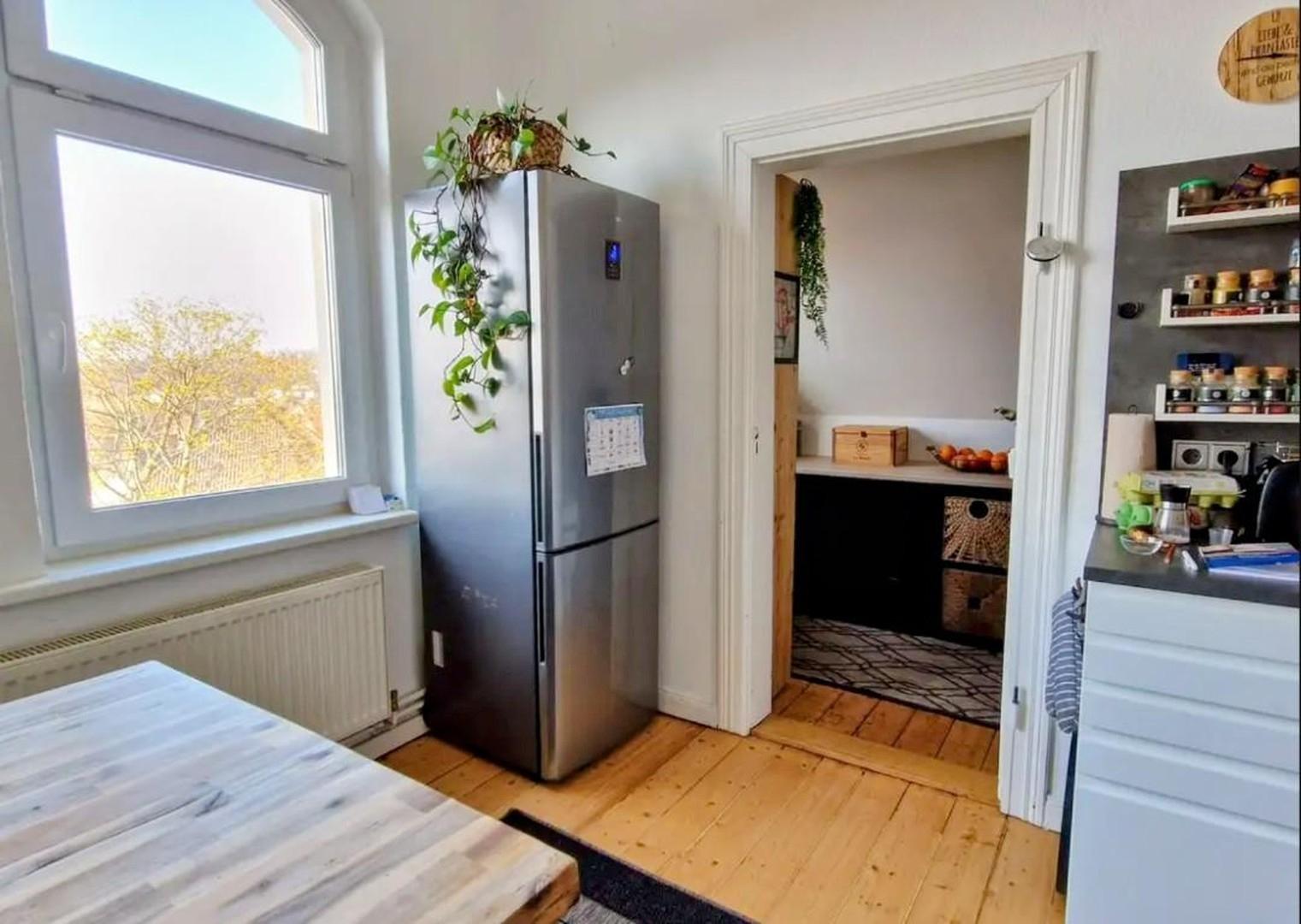 Küche mit Speisekammer